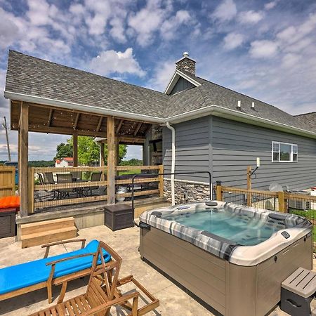 Chic Williamstown Retreat With Pool And Hot Tub! Villa Buitenkant foto