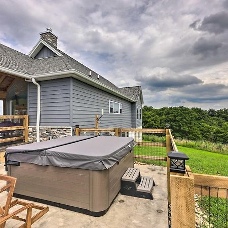 Chic Williamstown Retreat With Pool And Hot Tub! Villa Buitenkant foto
