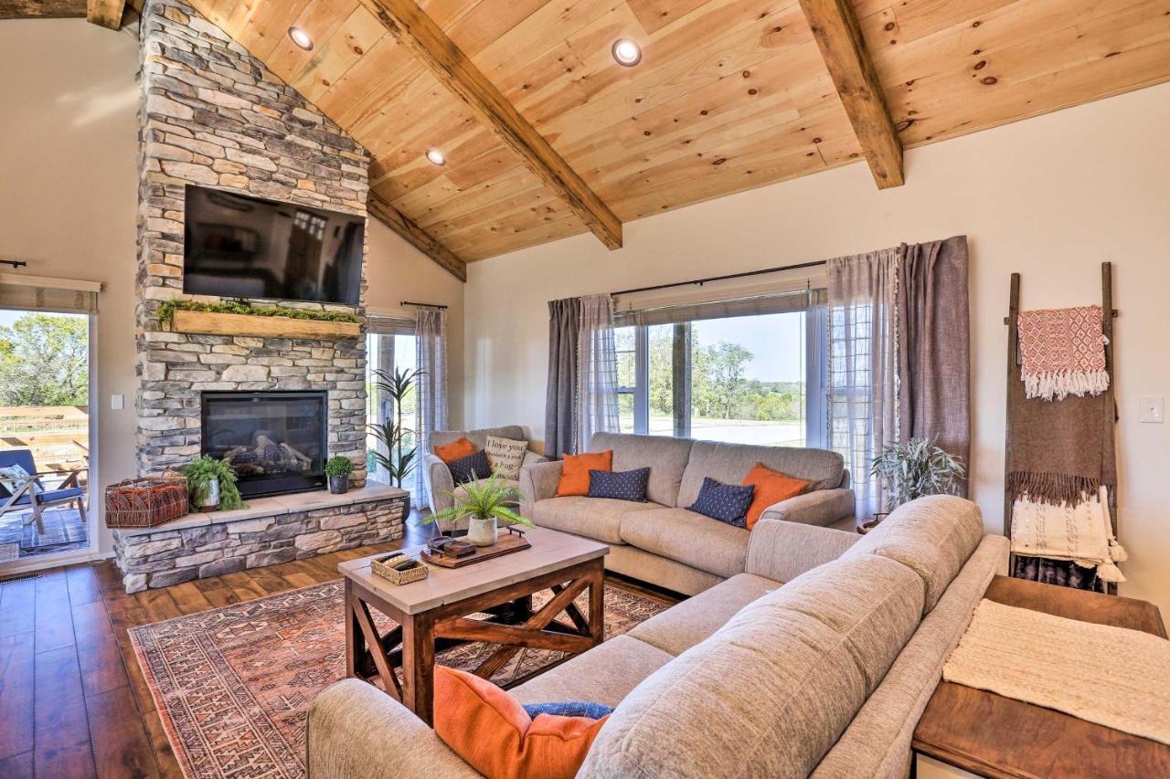 Chic Williamstown Retreat With Pool And Hot Tub! Villa Buitenkant foto