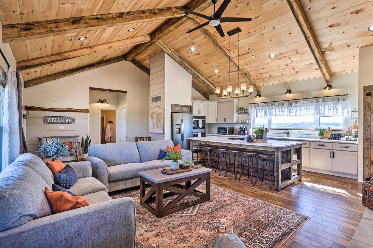 Chic Williamstown Retreat With Pool And Hot Tub! Villa Buitenkant foto