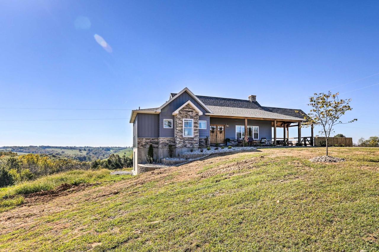 Chic Williamstown Retreat With Pool And Hot Tub! Villa Buitenkant foto
