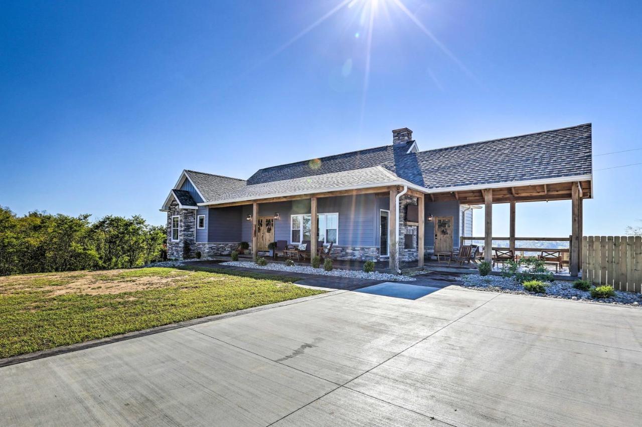 Chic Williamstown Retreat With Pool And Hot Tub! Villa Buitenkant foto