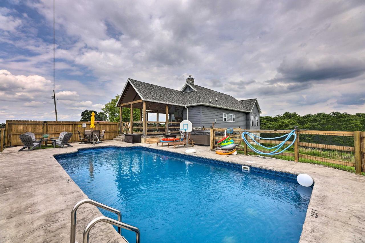 Chic Williamstown Retreat With Pool And Hot Tub! Villa Buitenkant foto