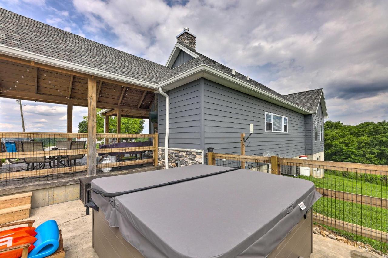 Chic Williamstown Retreat With Pool And Hot Tub! Villa Buitenkant foto