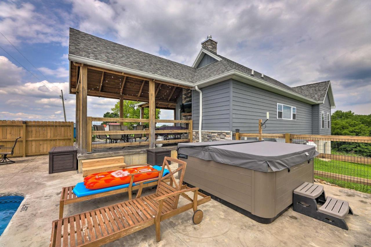 Chic Williamstown Retreat With Pool And Hot Tub! Villa Buitenkant foto