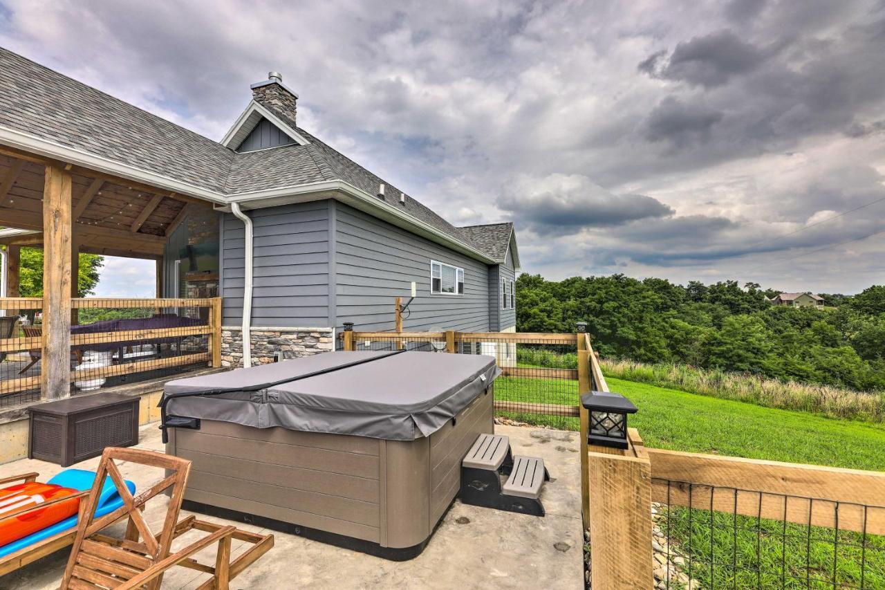 Chic Williamstown Retreat With Pool And Hot Tub! Villa Buitenkant foto