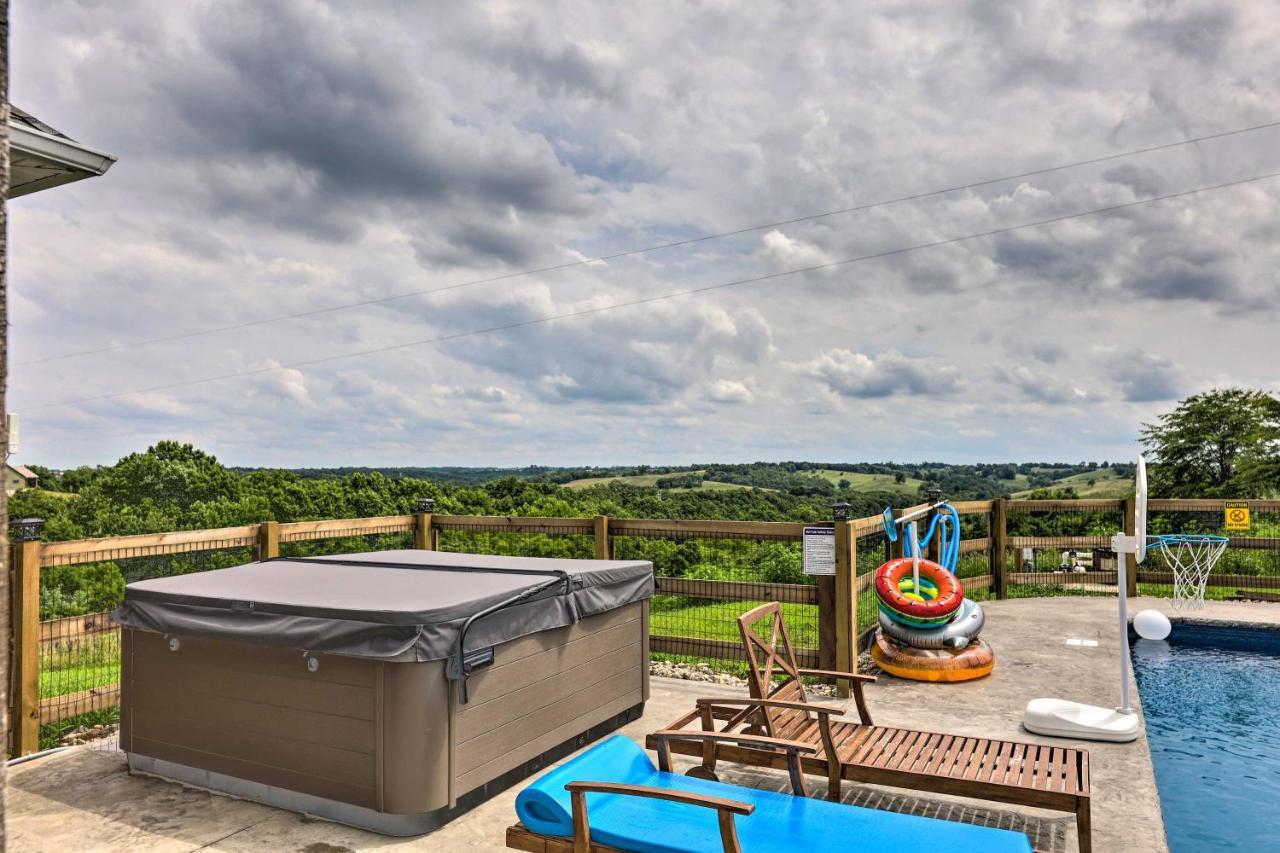Chic Williamstown Retreat With Pool And Hot Tub! Villa Buitenkant foto