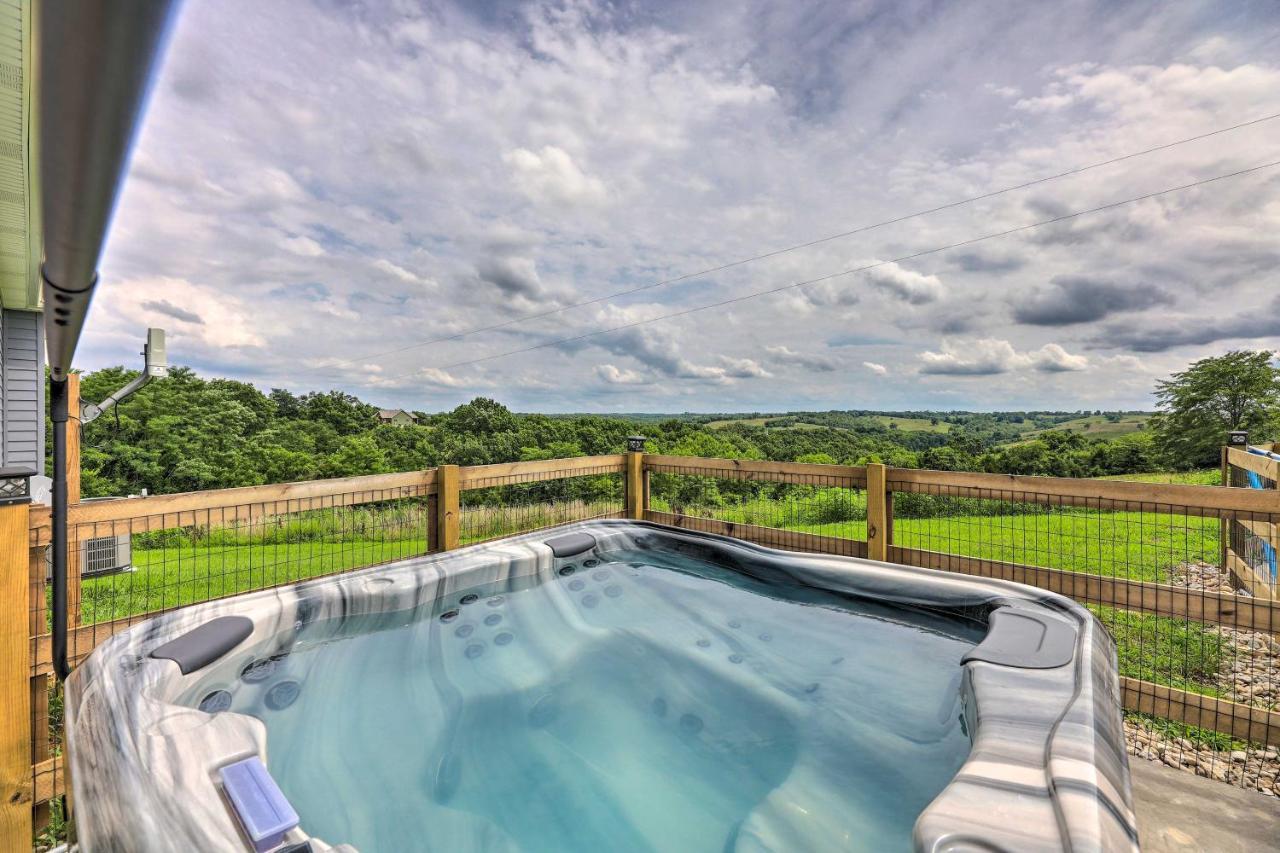Chic Williamstown Retreat With Pool And Hot Tub! Villa Buitenkant foto