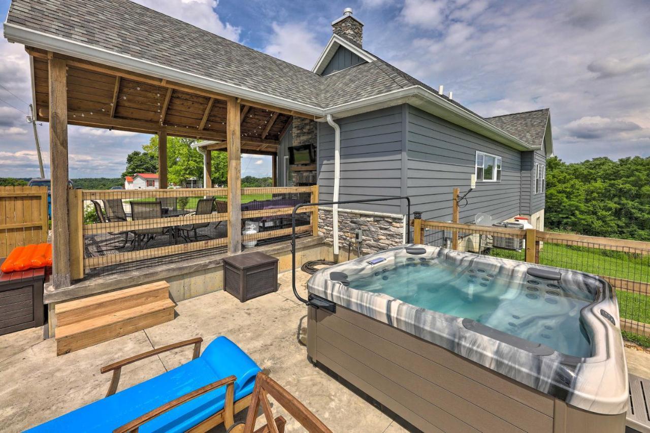 Chic Williamstown Retreat With Pool And Hot Tub! Villa Buitenkant foto