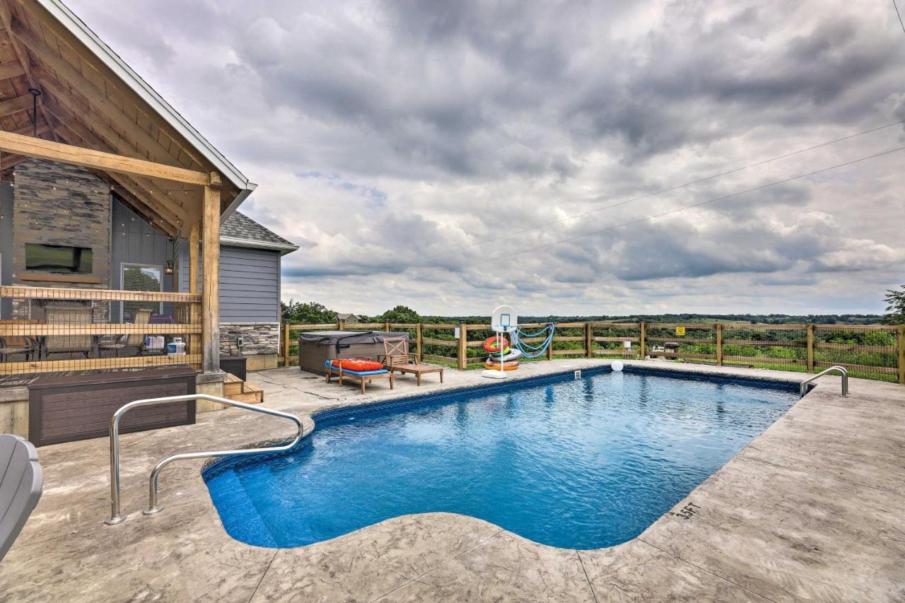 Chic Williamstown Retreat With Pool And Hot Tub! Villa Buitenkant foto